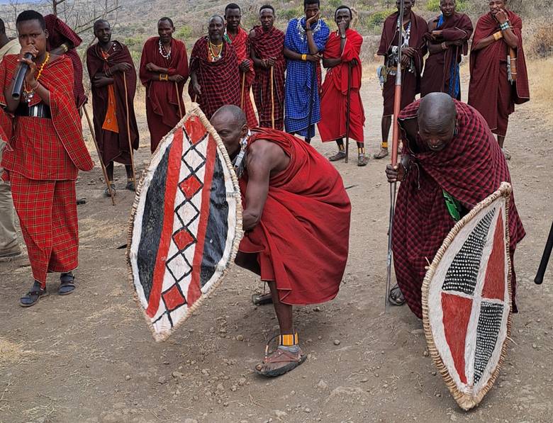 Masai ratnici u tradicionalnoj odeći sa štitovima tokom dočeka u Masai Lodge-u